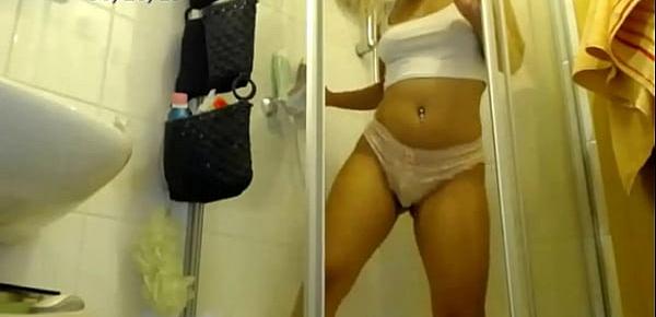  babe sexydea masturbating on live webcam